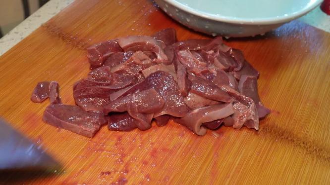 切猪肝去腥加调料腌制入味