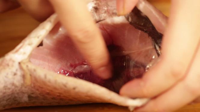 剖开鲫鱼肚子用钢丝球清理鱼腹腔黑膜
