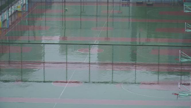 塑胶场地积水雨水雨后倒影篮球场