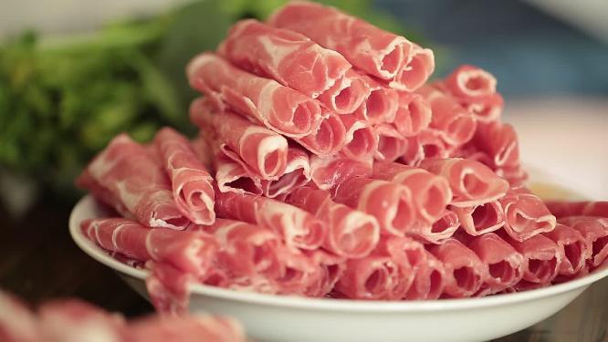 家庭聚餐吃羊肉卷涮羊肉