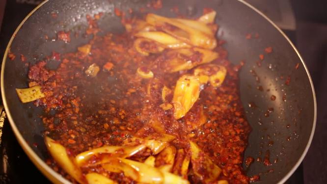 平底锅炒制底料