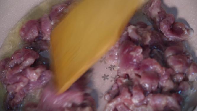 平底锅炒空心菜肉片做饭家常菜