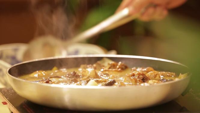 平底锅炖鸡肉鸡块