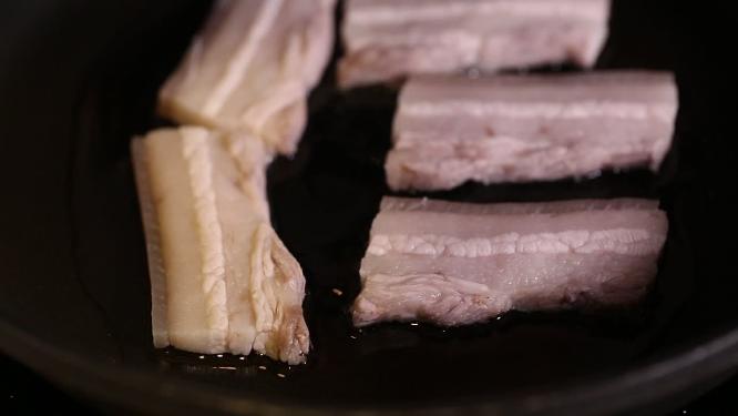 平底锅烤肉煎五花肉片