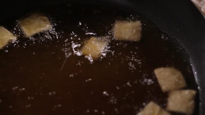 平底锅色拉油炸制小米锅巴