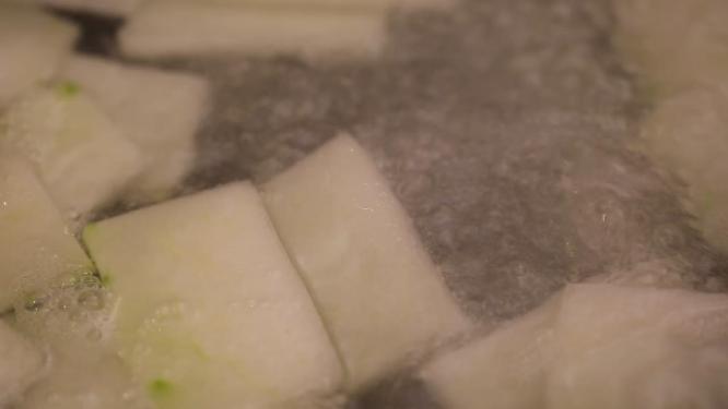 开水汆烫冬瓜片