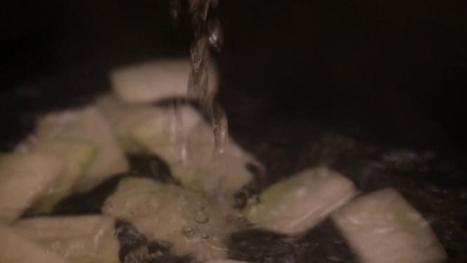 开水汆烫冬瓜片
