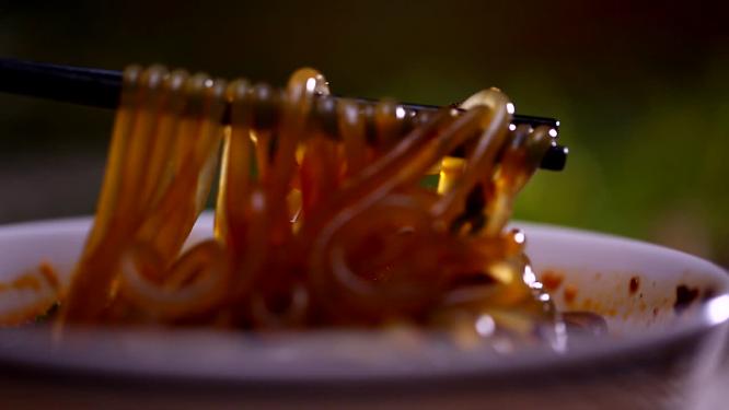 搅拌酸辣粉一碗重庆酸辣粉
