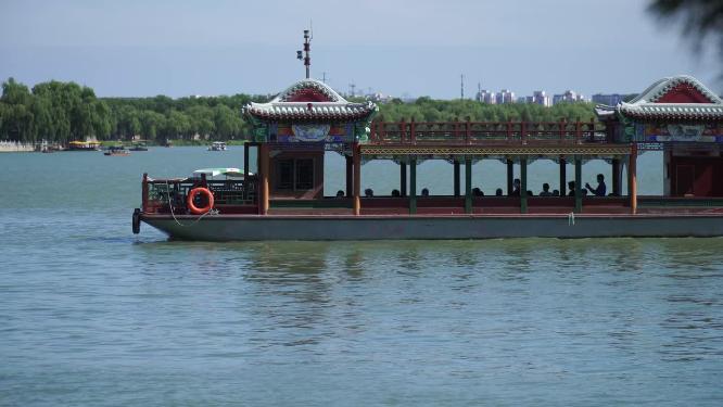 昆明湖湖水景区游船划船颐和园