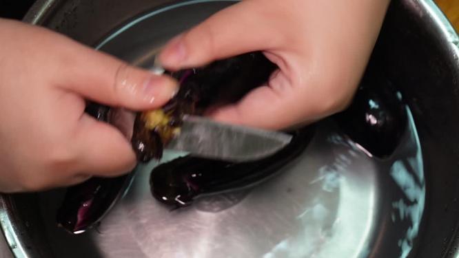 水盆清洗紫茄子长茄子切滚刀块