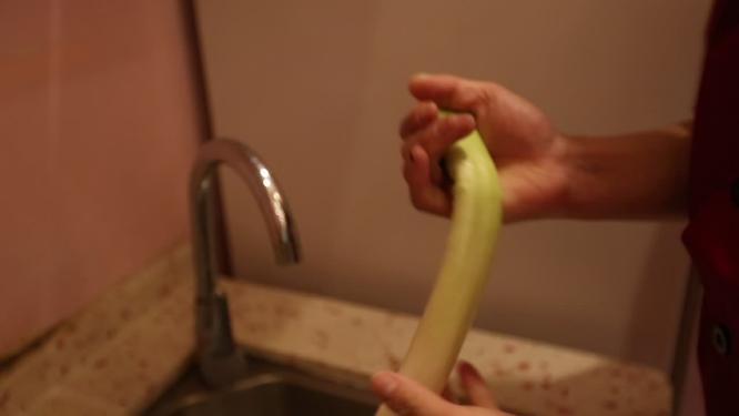 水龙头清洗大葱切大葱