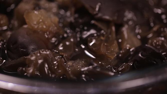 清洗并泡发干香菇