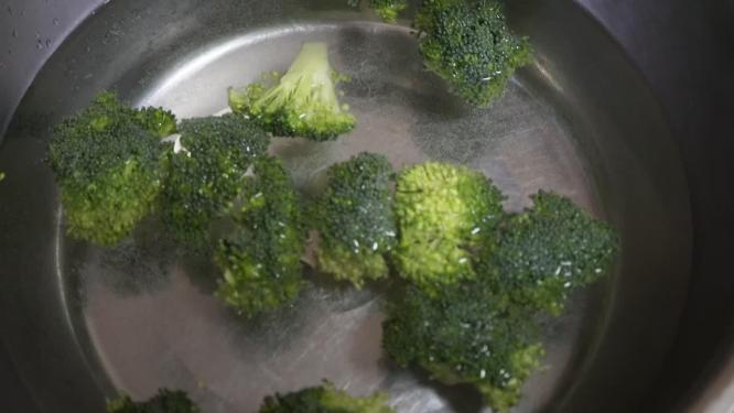 清洗西蓝花焯水减肥食谱