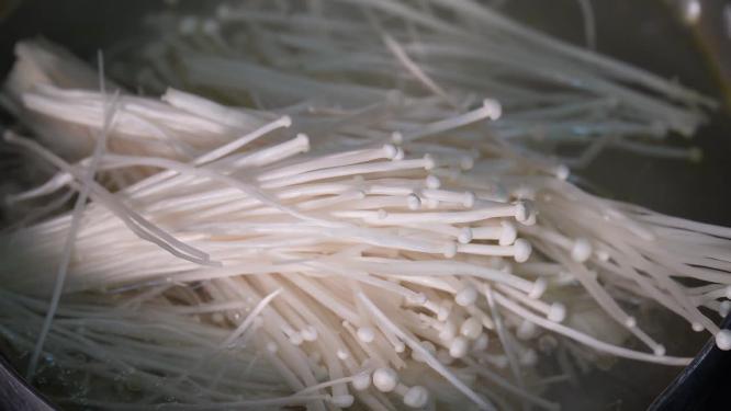 清洗金针菇蘑菇焯水