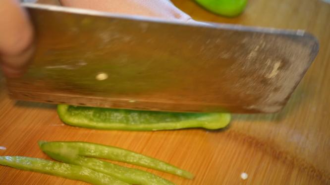 清洗青椒切青椒柿子椒切菜洗菜做饭
