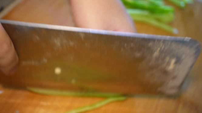 清洗青椒切青椒柿子椒切菜洗菜做饭