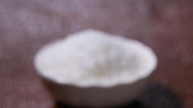 烧杯融化白色化学粉末石蜡