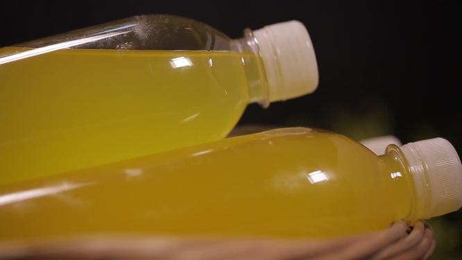 瓶装水果汁倒入高脚玻璃杯喝饮料