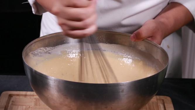 甜品师制作蛋糕坯面糊