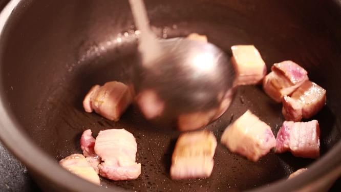 砂锅炒制猪肉五花肉熬猪油