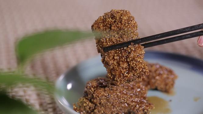 筷子夹起一块小米排骨粉蒸排骨