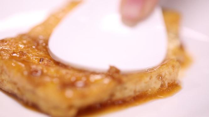 筷子夹起回锅豆腐