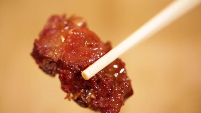 筷子夹起排骨肉