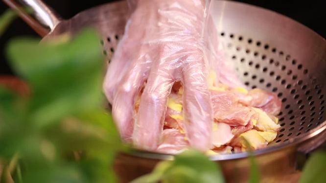 米酒葱姜腌制鸡肉去腥