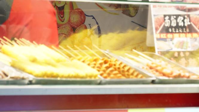 网红小吃门店旋转薯条烤面筋炸串