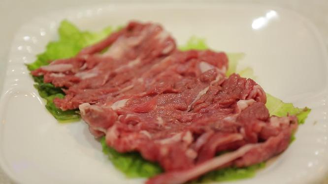 老北京涮羊肉片手切羊肉服务员上菜