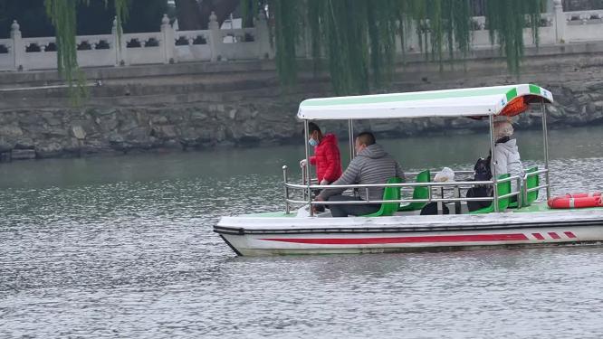 脚踏船公园租船游玩划船泛舟游湖