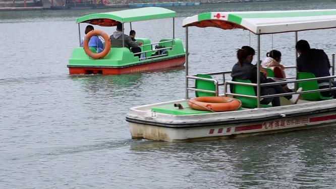 脚踏船公园租船游玩划船泛舟游湖