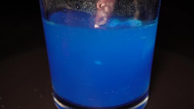 蓝莓果汁粉蓝色果汁粉硫酸铜溶液搅拌溶解