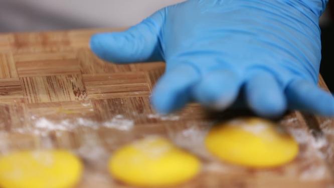 蔬菜面团南瓜面团包紫薯馅料制作点心