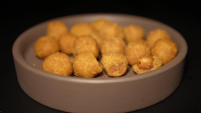 零食怪味花生鱼皮花生休闲小吃