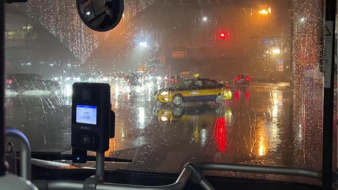 下雨雨天行驶的公交车雨天夜晚坐公交大公共