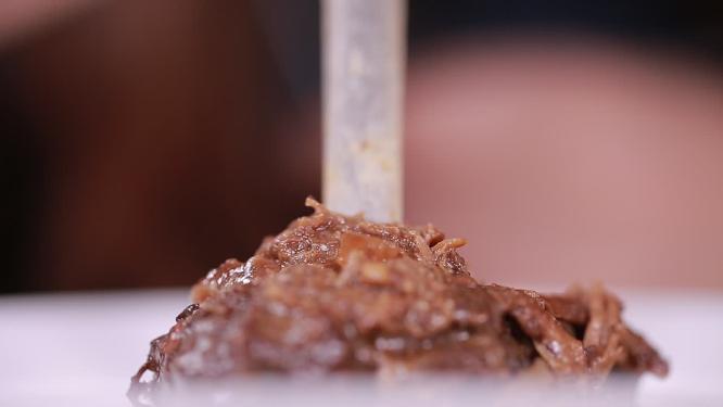 吸管吸牛肉酱骨髓