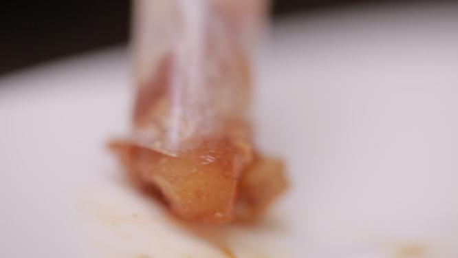 吸管吸牛肉酱骨髓