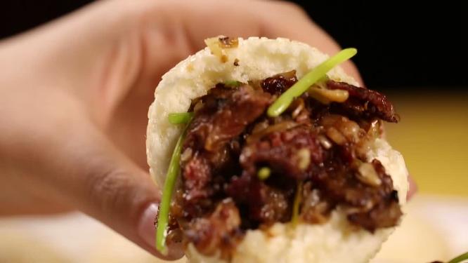 【镜头合集】传统小吃烧饼夹羊肉