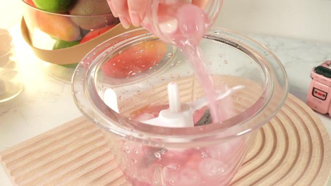 【镜头合集】冰块果汁用搅拌机制作沙冰