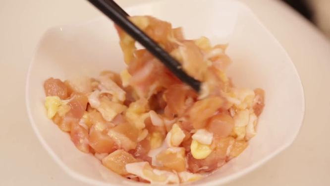【镜头合集】切鸡腿肉腌制鸡肉粒
