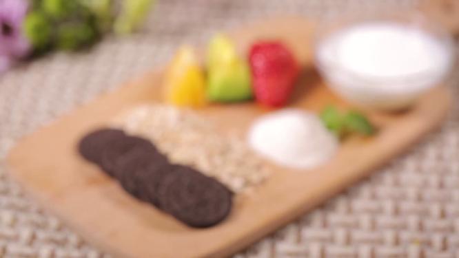 【镜头合集】制作甜品原料酸奶水果燕麦饼干碎