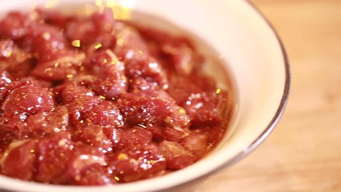 【镜头合集】加调料腌制羊肉块羊肉串