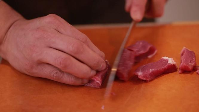 【镜头合集】厨师切猪里脊肉切肉条