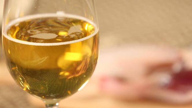 【镜头合集】啤酒泡沫高脚杯倒啤酒