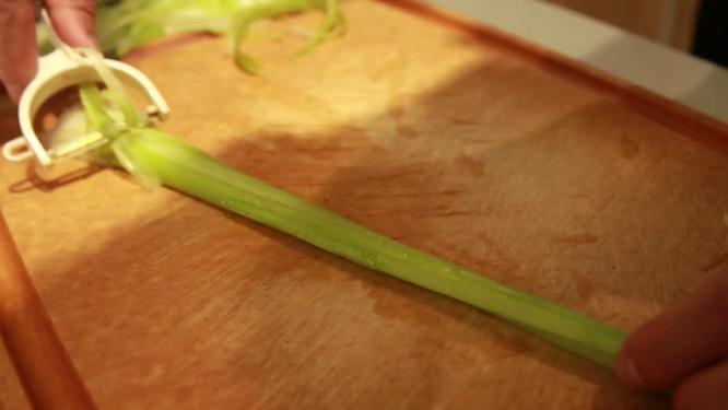 【镜头合集】摘芹菜择菜去芹菜纤维处理芹菜