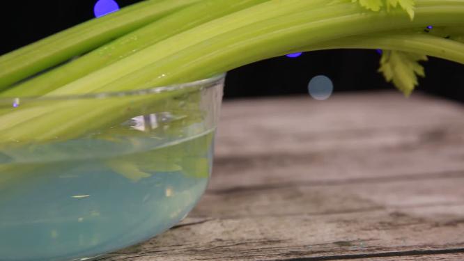 【镜头合集】清水稀释硫酸铜保鲜剂浸泡芹菜