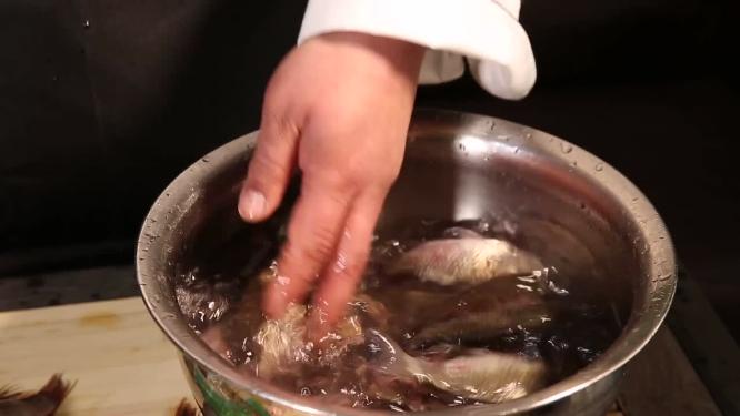 【镜头合集】清洗小鲫鱼