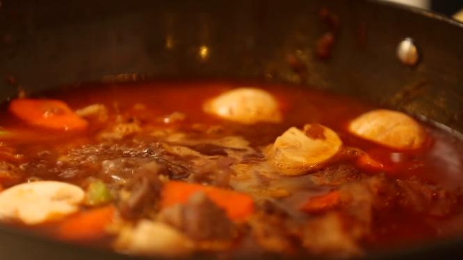 【镜头合集】炒制香辣底料炖牛肉