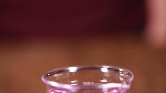 【镜头合集】烧杯中花青素酸碱变色实验